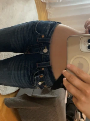 True Religion jeans blå, stl 29 - Säljer ett par ikoniska True Religion jeans i mörkblå tvätt med kontrastsömmar och snygga detaljer på fickorna. Köpt för 1.5k säljer 899, använt en gång. Modellen har låg midja och bootcut-ben men är egentligen straight. Klassisk femficksdesign och tillverkade i jeansmaterial. Märkta med True Religion-logga bak. Priset kan ändras & jeansen är perfekta för korta, 161-165