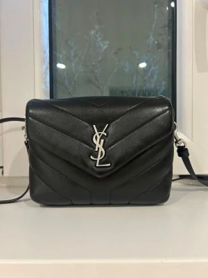 Loulou toy YSL väska  - Jag säljer min ysl väska (modellen Loulou toy) då den inte längre kommer till användning. Den har inga märkbara skavanker och är i strålande skick. Äkthetsbevis tillkommer! Kontakta om det uppstår frågor!🩷