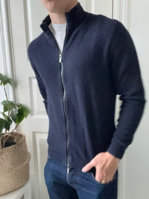Massimo dutti full zip  - Massimo dutti full zip, inga större defekter. Tröjan har extremt många detaljer som tex dubbel dragkedja. Modellen är 180 cm 75 kg och bär storlek L. Kom med frågor! 