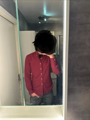 Vinröd skjorta från Ralph Lauren - Säljer en vinröd skjorta från Ralph Lauren i slim fit. Den har den ikoniska broderade loggan på bröstet. Perfekt till jeans eller chinos.                               Skriv vid minsta fundering❓                                Kolla gärna in min profil för andra feta plagg‼️