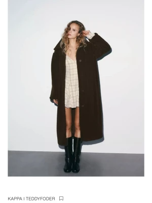 Kappa från Zara  - Svart färgad lång kappa i storlek M. 