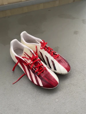 Adidas fotbollsskor - Säljer ett par Adidas fotbollsskor i gott skick. Pris kan diskuteras vid snabb affär