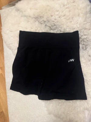 Svarta seamless träningsshorts ICANIWILL - Svarta seamless midi shorts från ICANIWILL med hög midja och tight passform. Tillverkade i mjukt och stretchigt material som sitter skönt mot kroppen. Perfekta för träning och gym. Diskret logga på benet. 