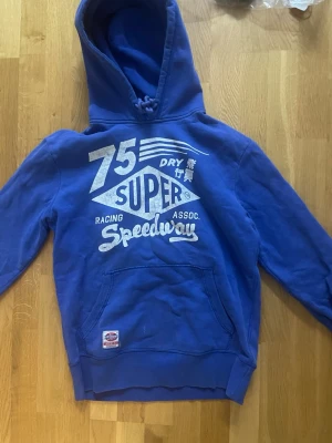 Superdry hoodie  - Tja! Säljer mina fina Superdry hoodie i storlek M (kan passa L) för endast 399kr. Skicka gärna bud 