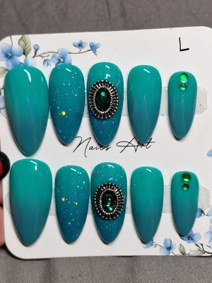 Press on naglar  - Handgjorda nagel set bra kvalitet och fina. Man får med rengöring beskrivning o de man behöver för att applicera naglarna❤️ storlek L