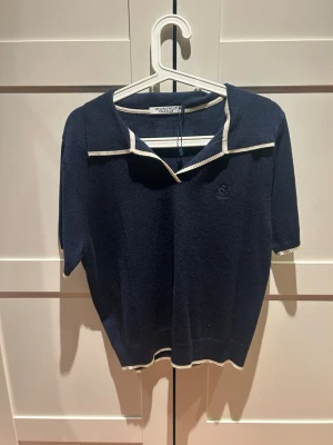 Stickad polo club tröja  - Tröjan är helt ny. Prislappen har trillat av men bandet från det sitter kvar. Köpt i outlet för ca 2 månader sen och aldrig använts. 