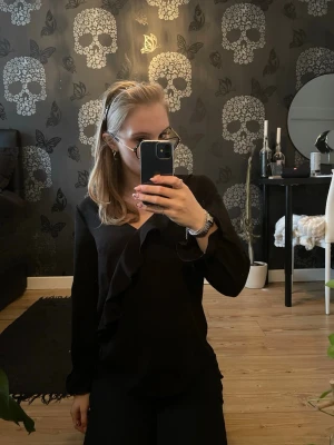 Blus svart - En perfekt svart blus från indiska i storlek xs