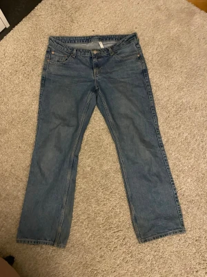Blå raka jeans från weekday  - Klassiska blå jeans från weekday med raka ben. Jeansen har normal passform sopass att de sitter skönt på höften och är tillverkade i slitstarkt bomullsjeans-tyg. Perfekta till vardags och funkar till det mesta. Det är storlek 32 i midjan och 30 i längden