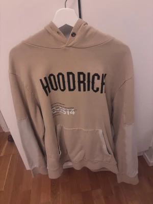 Beige hoodrich hoodie - Hoodrich hoodie utan snöra med en trasig ögla för snören 