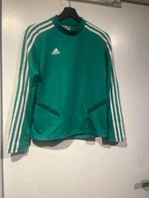 Adidas träningströja - Tja, säljer nu denna träningströja från adidias.Tröjan är i storlek 11/12y. Den är i nyskick utan deffekter. Hör gärna av er vid frågor!