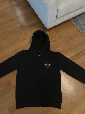 Svart Comme des garçon kofta - Kolla in denna! Säljer en helt ny, superstilren svart Comme des Garçons kofta i storlek M. Perfekt för att lyfta vilken outfit som helst. Missa inte chansen!