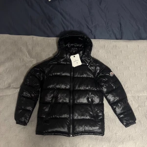 Moncler maya jacka - Äkta moncler maya köpt för 1 månad sen för rimmligt pris.