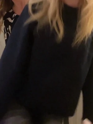 Mörkblå stickad tröja Gina Tricot - Mysig mörkblå stickad tröja från Gina Tricot i storlek 146/152 passar som s/xs❣️ Tröjan har en enkel, klassisk design med rund hals och långa ärmar. Perfekt för kyliga dagar och lätt att matcha med olika outfits.