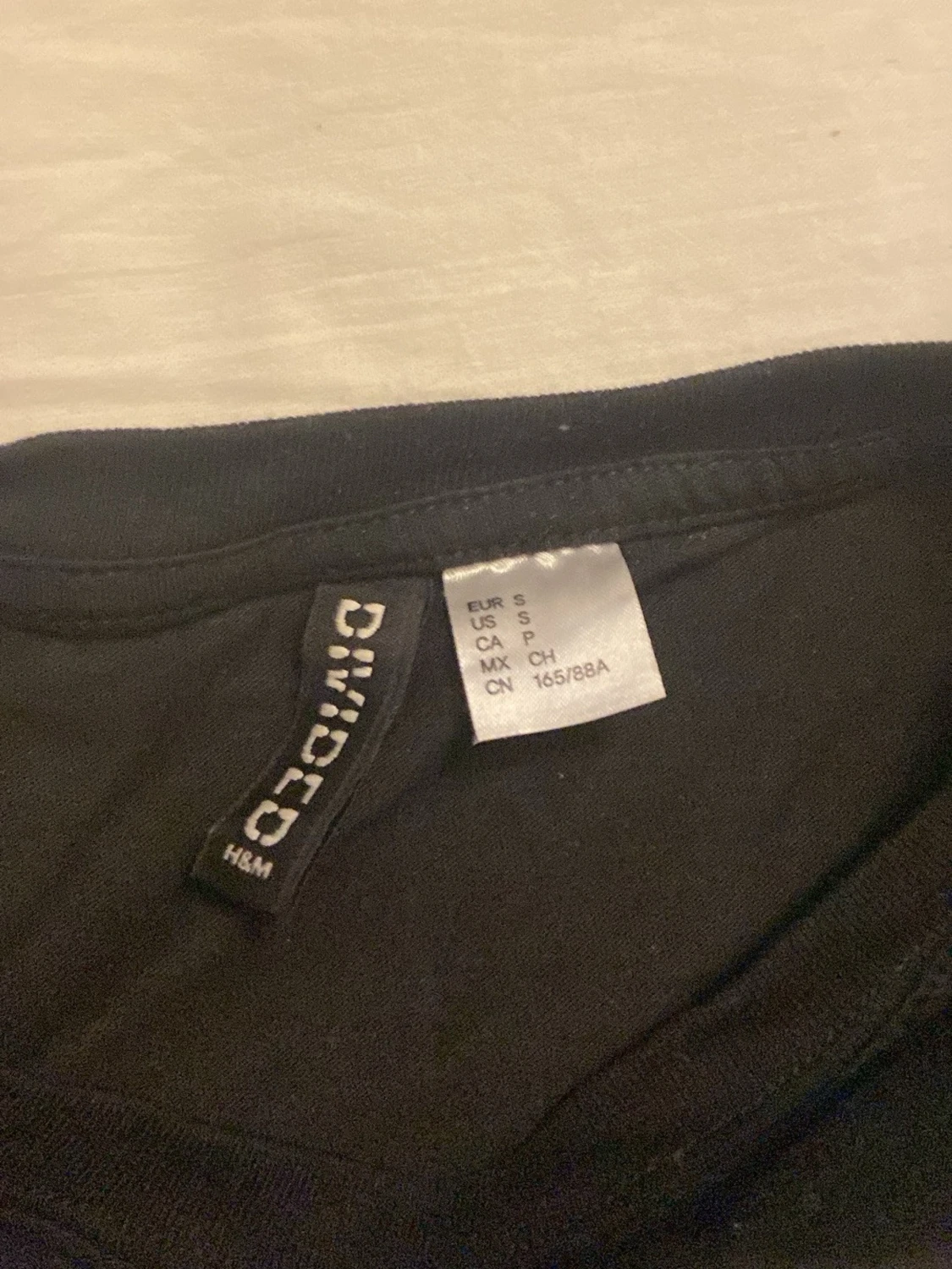 Svart t-shirt med rosettdetalj från Divided - 1