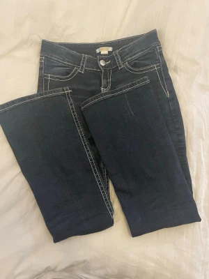 Blåa low rise jeans - Blåa low Rise jeans från Gina Tricot i stl 152. 