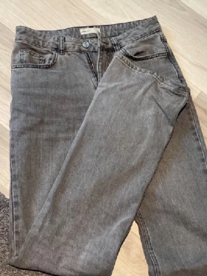 Gråa Jeans - Säljer ett par grå jeans från Gina Tricot med klassisk femficksmodell. Jeansen har normal midja och stängs med dragkedja och knapp. Perfekta till sneakers eller boots och passar till många olika stilar. medel/lågmidja❤️