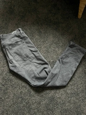 Dondup jeans - Säljer ett par gråa dondup jeans. George modell. Jeansen är knappt använda och är i väldigt bra skick. Hör av dig vi frågor!👍