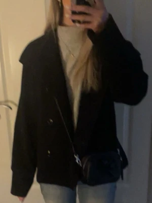 Svart kappa - En as snygg kappa i svart från Gina tricot, bra skick inga hål nånstans. Tror de kan va storlek 170 från Gina barn men den sitter som en xs