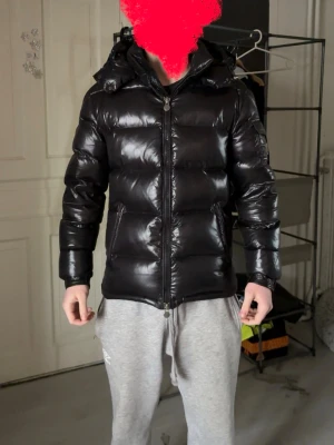 Moncler Maya Svart  - Bra skick nfc funkar it längre i "fickan" för har ändrat den och man kan it ändra tox men qr koden under nfc scanen lankar direkt till codemoncler, ingen nfc i armen, bra skick, håller en varm passar bra storlek 2