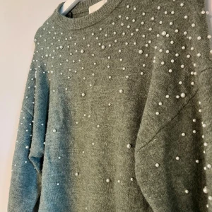 Stickad tröja m pärlor - Grön stickad tröja i nyskick med pärlor💚 inga defekter