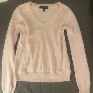 Rosa gant tröja - Jätte fin rosa gant tröja i väldigt bra skick köpt secondhand men säljer på grund av att den inte kommer till användning  Pris kan diskuteras 