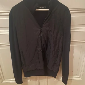 J.Lindeberg Cardigan - Säljer denna super feta J.Lindeberg cardigan som är helt i nyskick (10/10) och enbart använd fåtal gånger. Pris går alltid att diskuteras vid snabb affär!