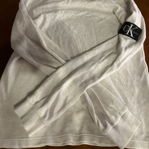 Calvin Klein tröja  - Jag säljer en gammal Calvin Klein tröja som knappt kommit till användning. Ny pris 750 Den är i storlek S men passar även M. Vid snabb affär så kan priset diskuteras. Hör av er vid eventuella frågor.