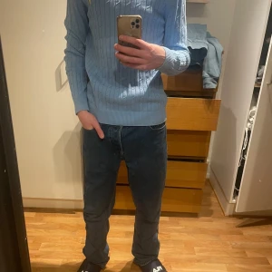 Ljusblå stickad tröja från Polo Ralph Lauren - Hej, jag säljer en stickad Ralph Lauren tröja. Tröjan är storlek XXL men sitter hur bra som helst på mig som är runt 185. Tröjan är perfekt både sommar och vinter tröja. Hör av er vid funderingar osv. Priset är ej hugget i Sten. Nypris: 1500-2000 