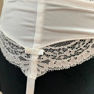 Helt ny vit korsett med spets - Helt ny aldrig använd, väldig fin vit kotsett med spets, från Lindex i strl 40/42 enligt lappen men liten i storleken och är som strl 38 i verkligheten.
