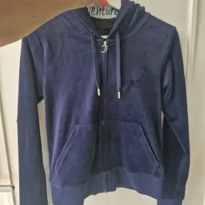 Mörkblå Juicy couture velour hoodie, i nyskick, knappt använd.  Stl S. Köparen står för frakt. Har även uppsydda byxor till, stl xxs. Se sep. annons.