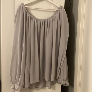 Blus  - Säljer denna blus då den inte kommer till användning!❤️