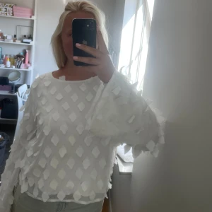 3D blus  - Jättefin blus med 3D print🌸 Helt slutsåld från Gina! Säljer för 200. Storlek 42 men är väldigt liten i storleken, har i varnliga fall 36/38