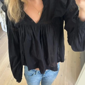 Svart blus - Jätte fin blus från Gina 💞 säljer pga jag inte tycker den sitter fint på mig. Endast testad, aldrig använd. Storlek 158-164 men sitter som xs/s