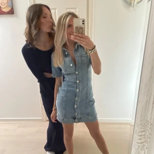 Jeansklänning  - Säljer denna jeansklänning från Zara. Använd en gång💘