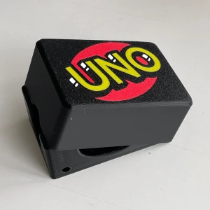 UNO Box - UNO Box  Rengöring: Torkas av med fuktig trasa. INTE I DISKMASKINEN!   Produkten är 3D-printad i bioplast som är biologiskt nedbrytbar. Undvik förvaring över 60 grader.  Sampackar vid flera köp. Jag ansvarar ej för borttappatpaket från Post.