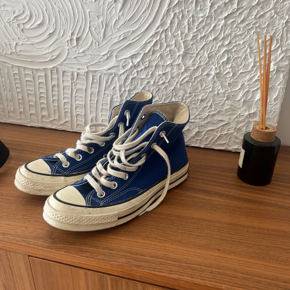 Säljer dessa höga blåa converse i storlek 38. Knappt använda så i bra skick 💙💙 säljer för 200kr. Skor.