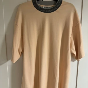 Acne Studios T-shirt - Acne t-shirt i storlek S men stor i storleken mer som en M! 
