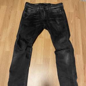 Sjukt snygga replay jeans. De är i bra skick 8/10. Passar tyvärr inte mig därav säljer jag de nypris 1500. Bara att skriva vid ytterligare frågor. Priset ej hugget i sten