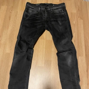 Replay jeans  - Sjukt snygga replay jeans. De är i bra skick 8/10. Passar tyvärr inte mig därav säljer jag de nypris 1500. Bara att skriva vid ytterligare frågor. Priset ej hugget i sten
