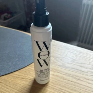 Colow wow - Color wow raise the root 150ml spray för hårbotten som ger MYCKET volym. säljer då jag inte får användning för den. Nypris 280kr. Ca 80% kvar☺️ locket saknas