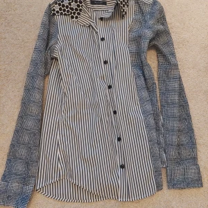 Skjorta - Fin mönstrad skjorta, bra skick! Storlek S men passar även M 