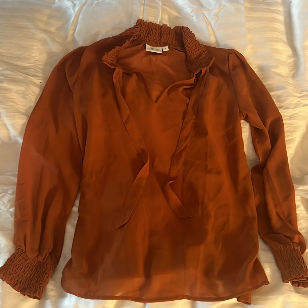 En väldigt fin blus från satin och är i bra skick utan några missfärgningar 🧡. Blusar.