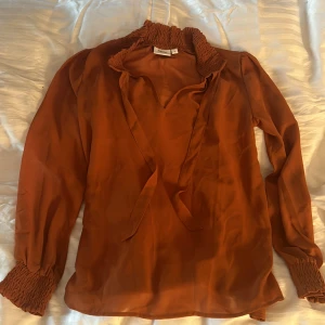 Höstig blus - En väldigt fin blus från satin och är i bra skick utan några missfärgningar 🧡