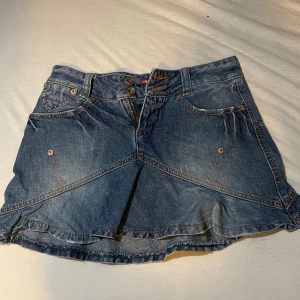 unionbay jeans kjol - Jag säljer denna jättefina lowrise denim kjolen från unionbay eftersom att den ej passar mig. 💗 skriv gärna vid intresse eller fler frågor 💗