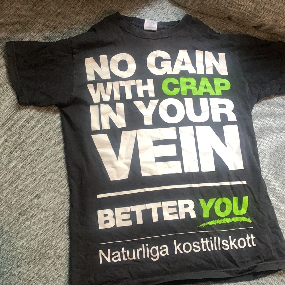 En svart t-shirt med en motiverad text på. Storlek S. T-shirts.