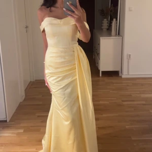 Balklänning - Jättefin klänning, oanvänd med prislapp, passar xxs-xs. Från jj house. nypris inklusive frakt 2000.