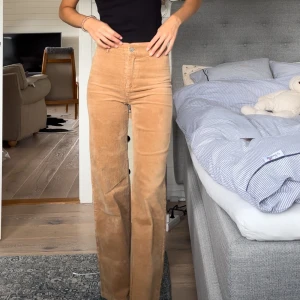 Manchesterbyxor - Jättesnygga manchesterbyxor som sitter tight vid midjan och löst längst ner, blir lite långa på mig (172cm), jättefint skick