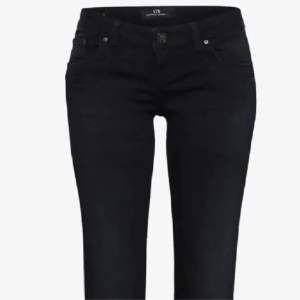 Säljer mina ltb jeans i storlek 28/32. I nyskick. Midjemått rakt över: ca 37cm innerbenslängd: 82cm Orginalpris 900kr