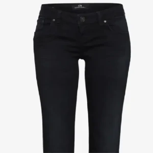 Ltb jeans - Säljer mina ltb jeans i storlek 28/32. I nyskick. Midjemått rakt över: ca 37cm innerbenslängd: 82cm Orginalpris 900kr