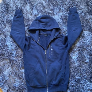 Marinblå sail racing hoodie Storlek S - Färg: Marinblå Storlek: S (XS) Skick: väl använd men inga synliga defekter 